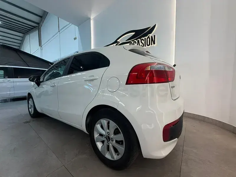Usado Kia Rio 75 CV (55 kW) 2016 Blanco Utilitario