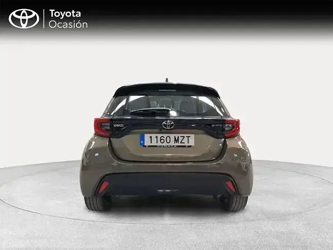 Usado Toyota Yaris Active 116 CV (85 kW) 2025 Marrón Utilitario