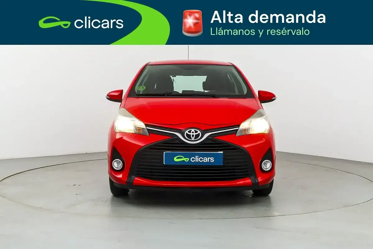 Käytetty Toyota Yaris City 70 HP (51 kW) 2016 Punainen Sedan