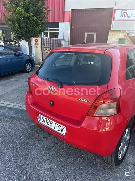 Usado Toyota Yaris 90 CV (66 kW) 2007 Rojo Berlina
