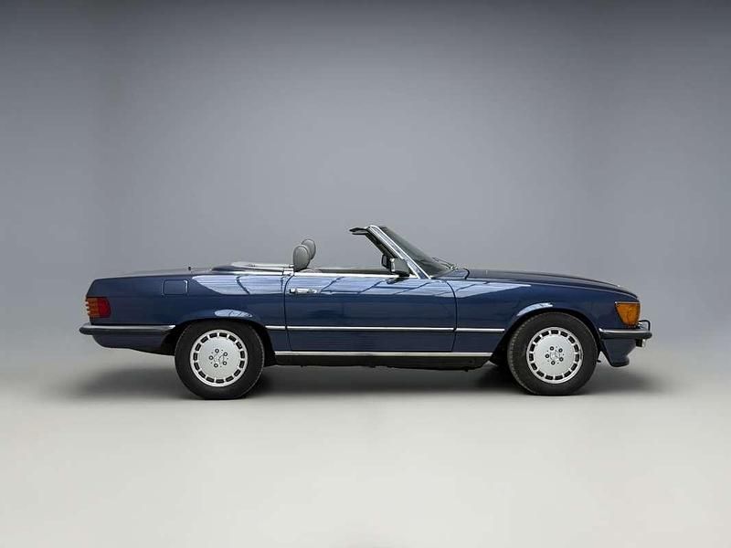 Usado Mercedes SL380 230 CV (169 kW) 1984 Azul Descapotable