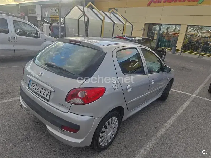 Usado Peugeot 206+ 70 CV (51 kW) 2010 Gris / plata Utilitario