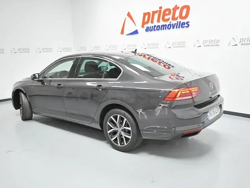 Usado VW Passat Executive 150 CV (110 kW) 2021 Gris / plata Berlina