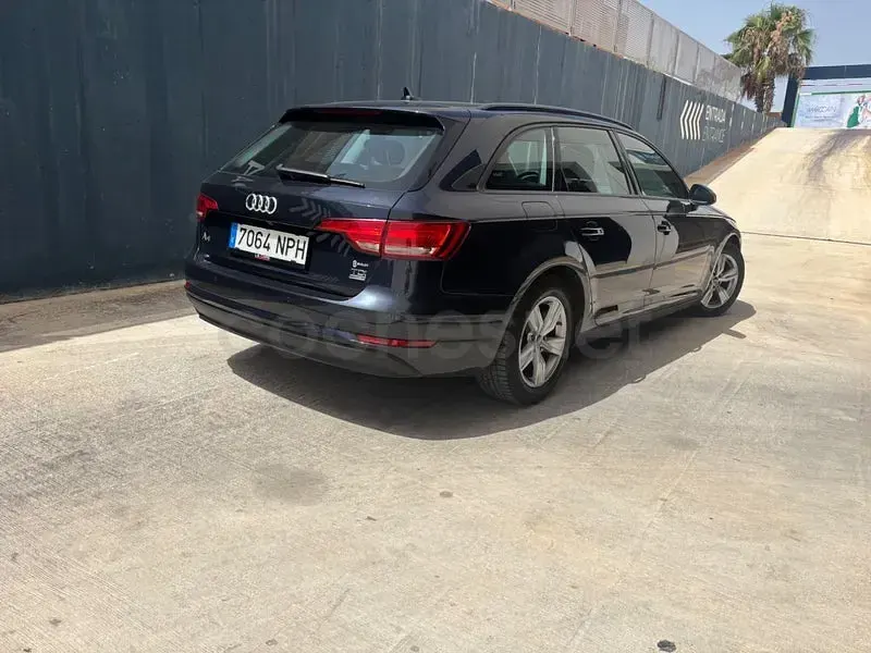 Usado Audi A4 Comfort 150 CV (110 kW) 2017 Azul Familiar