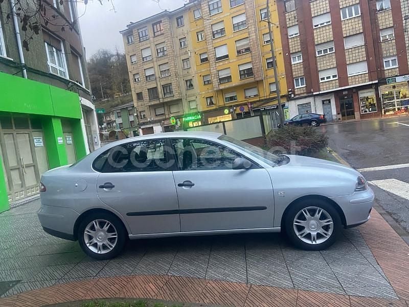 Usado Seat Cordoba Reference 100 CV (73 kW) 2006 Gris / plata Berlina