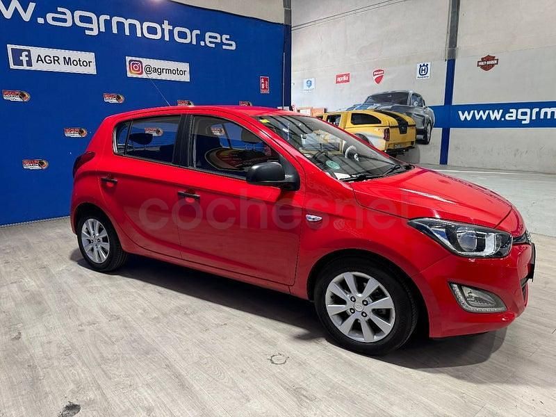Usado Hyundai i20 Base 85 CV (62 kW) 2013 Rojo Utilitario