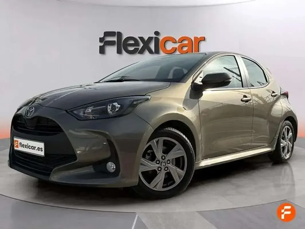 Usado Toyota Yaris Active 116 CV (85 kW) 2025 Marrón Utilitario