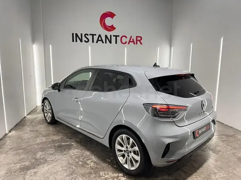 Usado Renault Clio V Techno 90 CV (66 kW) 2024 Gris / plata Berlina
