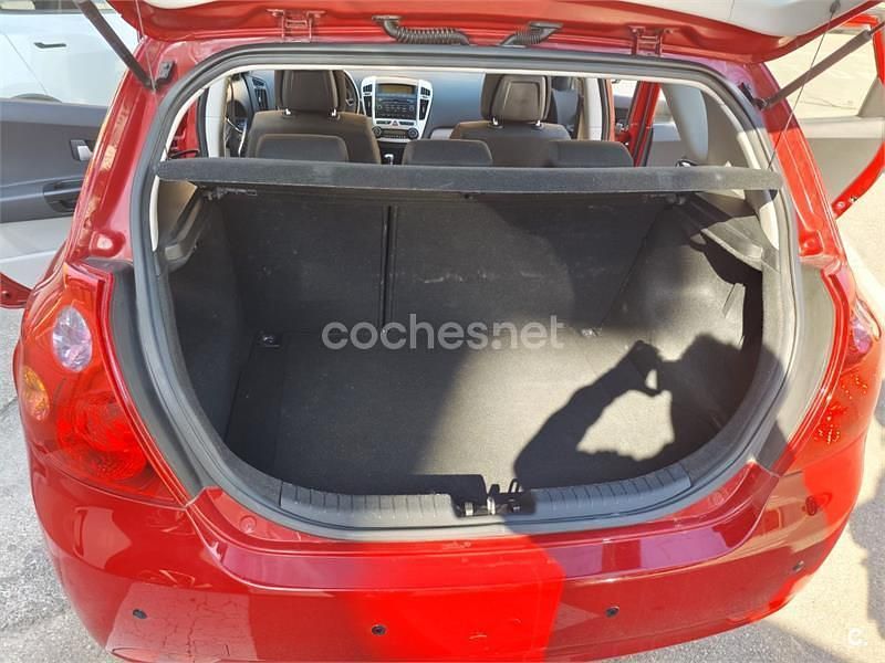 Usado Kia Ceed Active 115 CV (84 kW) 2008 Granate Utilitario