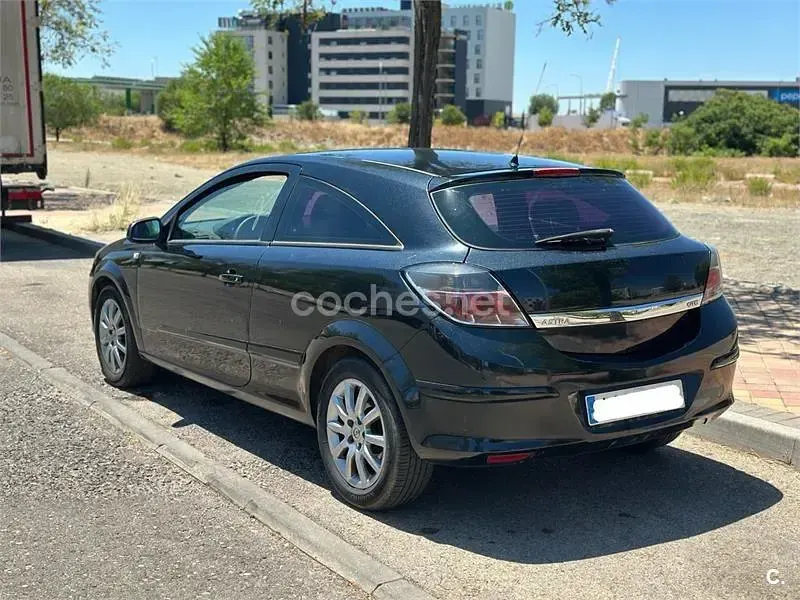 Usado Opel Astra GTC Sport 100 CV (73 kW) 2007 Negro Berlina