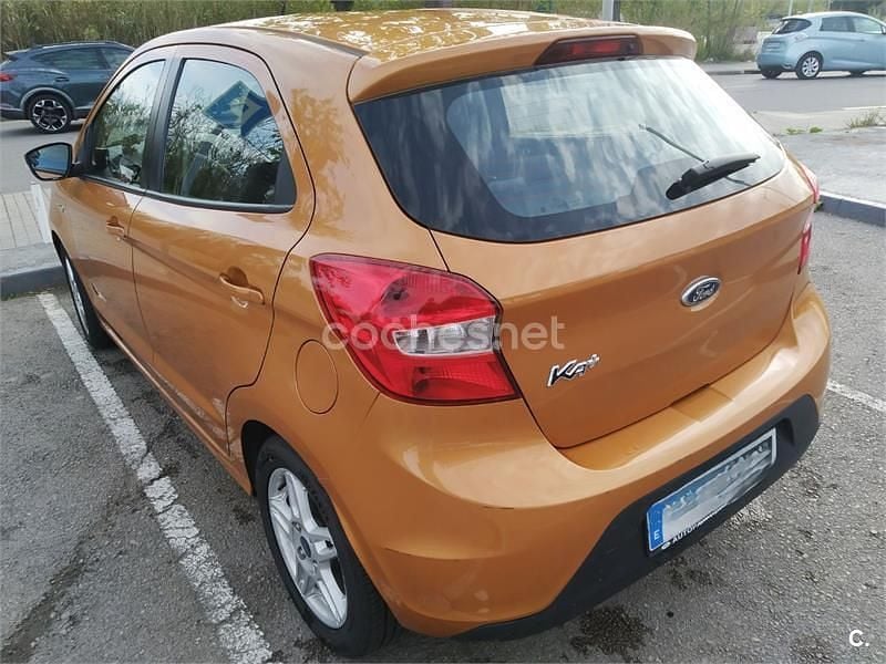 Usado Ford Ka Plus Ultimate 85 CV (62 kW) 2017 Naranja Utilitario
