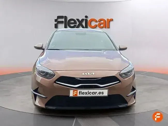 Usado Kia Ceed 100 CV (73 kW) 2023 Beige Utilitario