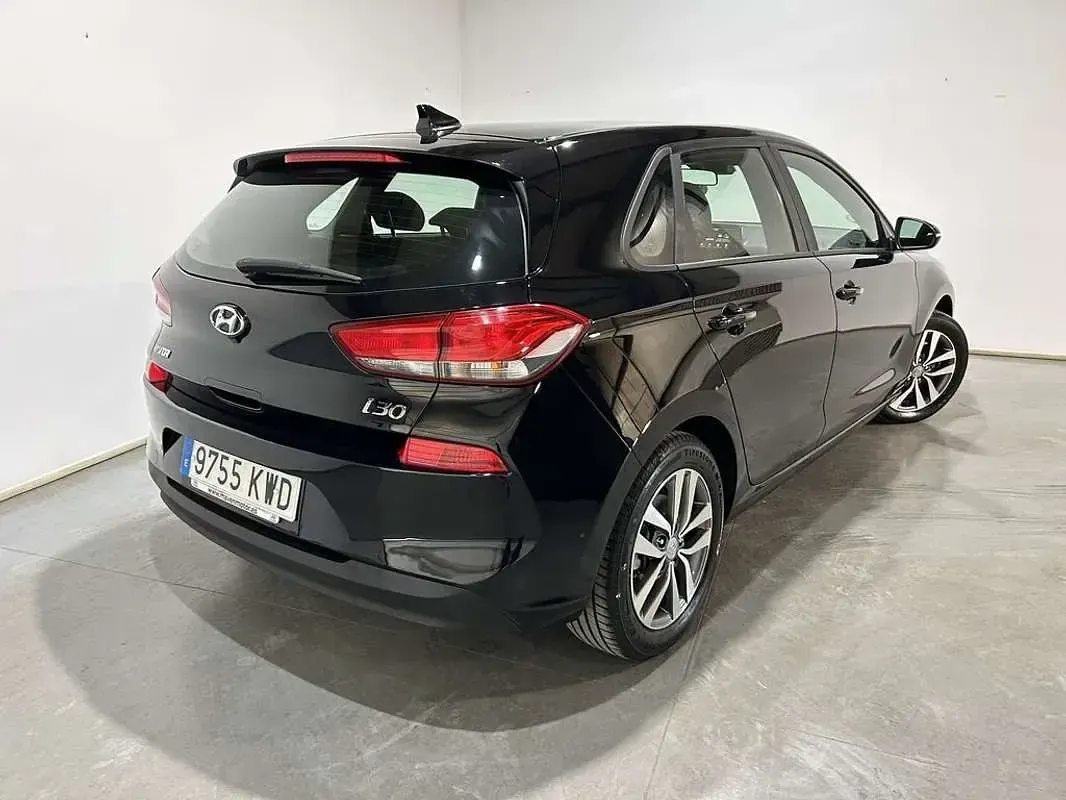 Usado Hyundai i30 120 CV (88 kW) 2019 Negro Utilitario