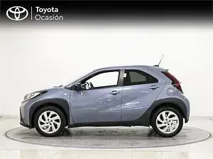 Usado Toyota Aygo Play 72 CV (52 kW) 2024 Gris