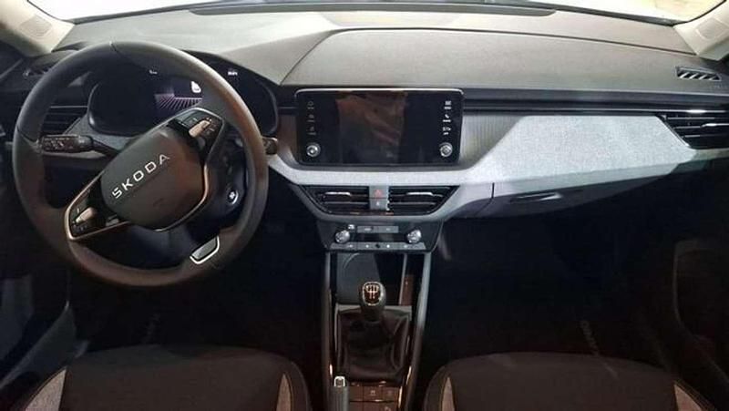 Usado Skoda Kamiq Selection 95 CV (69 kW) 2025 Blanco SUV