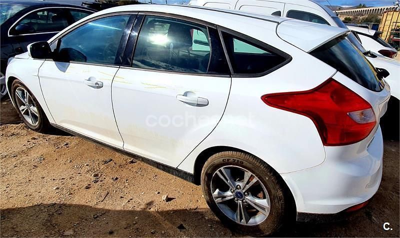 Usado Ford Focus Trend 125 CV (91 kW) 2014 Blanco Berlina