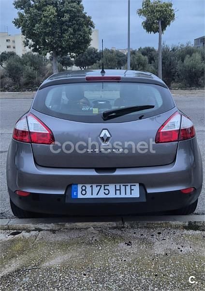 Usado Renault Mégane Authentique 90 CV (66 kW) 2013 Gris / plata Berlina