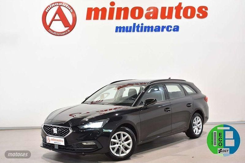 Usado Seat Leon Style 110 CV (80 kW) 2022 Negro Familiar