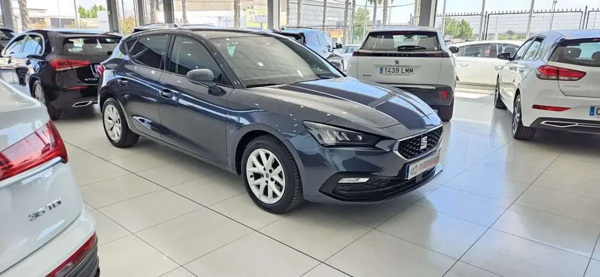 Usado Seat Leon Style 116 CV (85 kW) 2021 Gris Utilitario