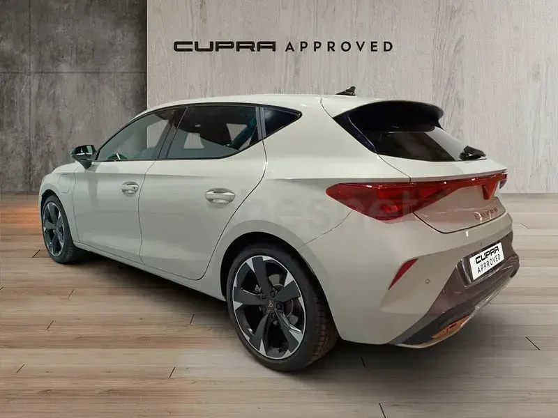 Usado Cupra Leon 150 CV (110 kW) 2025 Gris / plata Berlina