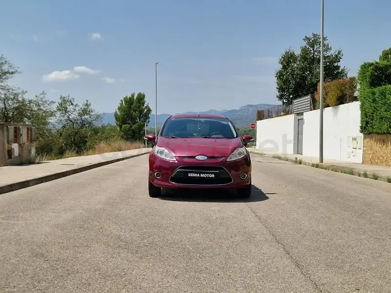 Usado Ford Fiesta Titanium 90 CV (66 kW) 2008 Granate Utilitario