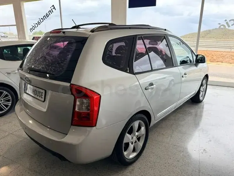 Usado Kia Carens 140 HP (102 kW) 2007 Bege Monovolume