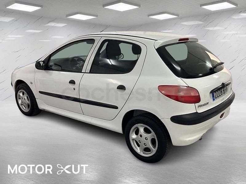 Usado Peugeot 206 90 CV (66 kW) 2004 Blanco Berlina