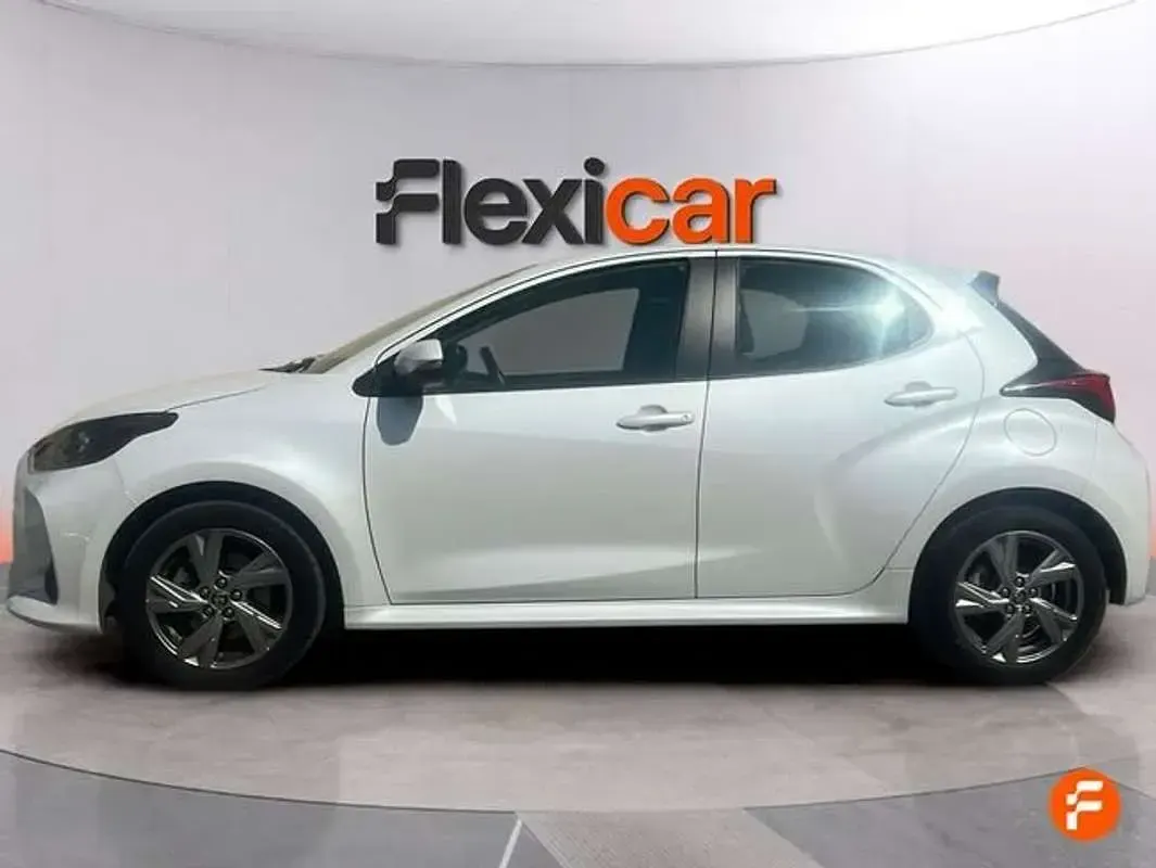Usado Toyota Yaris Hybrid Active 116 CV (85 kW) 2025 Blanco Berlina