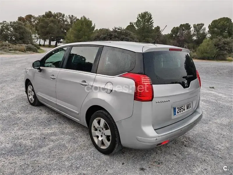 Usado Peugeot 5008 Allure 150 HP (110 kW) 2014 Cinzento Monovolume