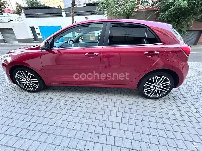 Usado Kia Rio 100 CV (73 kW) 2018 Rojo Berlina