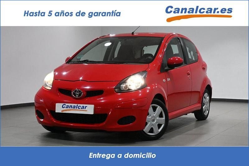 Usado Toyota Aygo 68 CV (50 kW) 2010 Rojo Utilitario