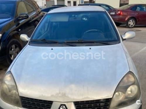 Usado Renault Clio II 98 CV (72 kW) 2003 Gris / plata Berlina