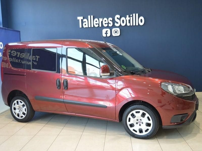 Usado Fiat Doblò Lounge 95 CV (69 kW) 2019 Granate Monovolumen