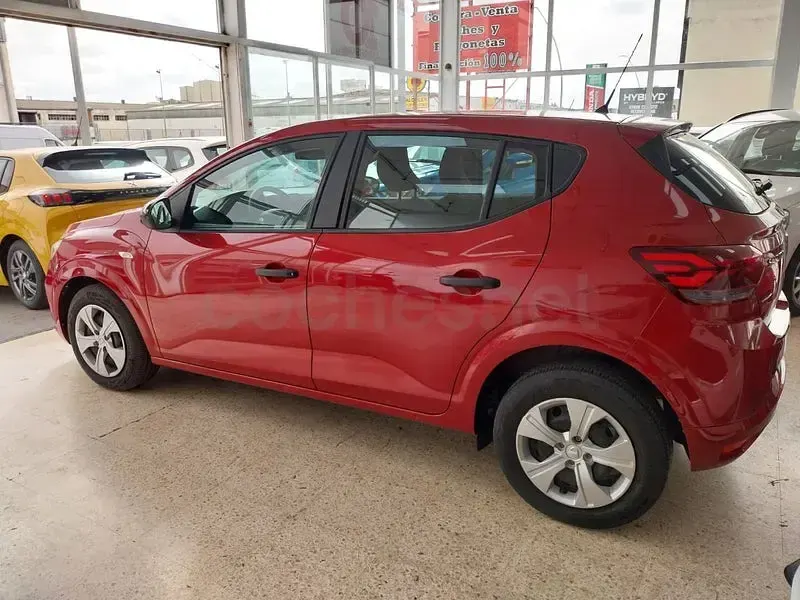 Usado Dacia Sandero Comfort 91 CV (66 kW) 2022 Granate Berlina