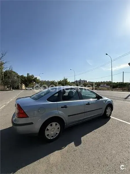 Usado Ford Focus Trend 90 CV (66 kW) 2006 Gris / plata Berlina