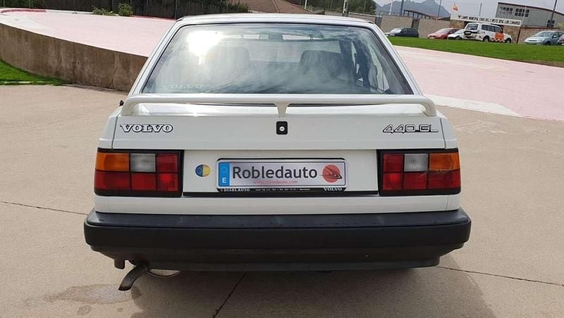 Usado Volvo 440 90 CV (66 kW) 1991 Blanco Utilitario