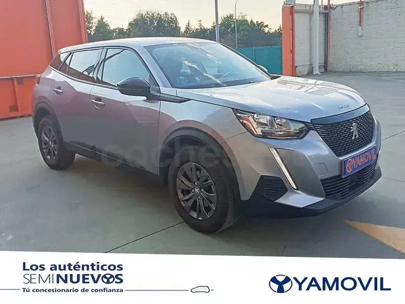 Usado Peugeot 2008 Active 110 CV (80 kW) 2022 Gris / plata SUV