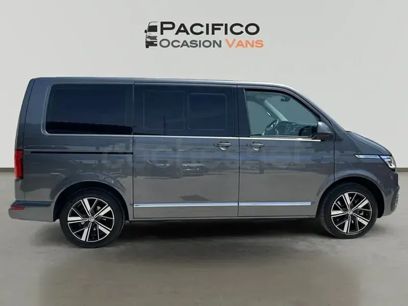 Usado VW Multivan 150 CV (110 kW) 2021 Gris / plata Monovolumen