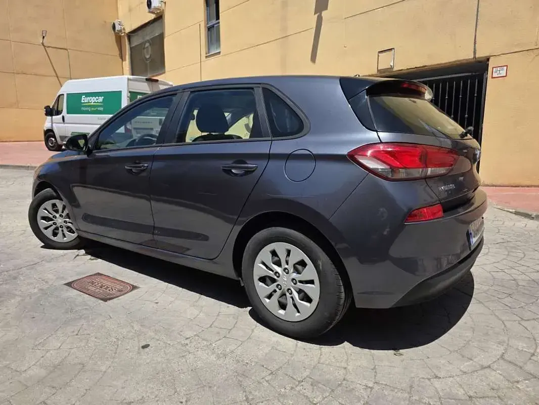 Usado Hyundai i30 120 CV (88 kW) 2017 Gris Utilitario