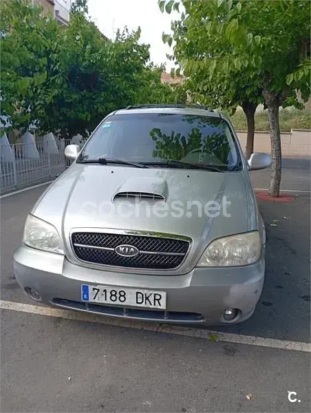 Usado Kia Carnival LX 144 CV (105 kW) 2005 Gris / plata Monovolumen