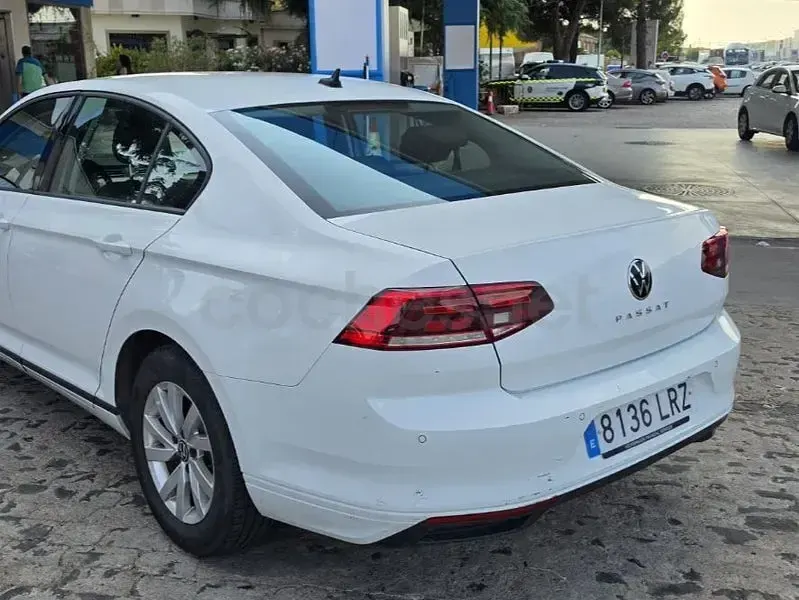 Usado VW Passat 122 CV (89 kW) 2022 Blanco Familiar