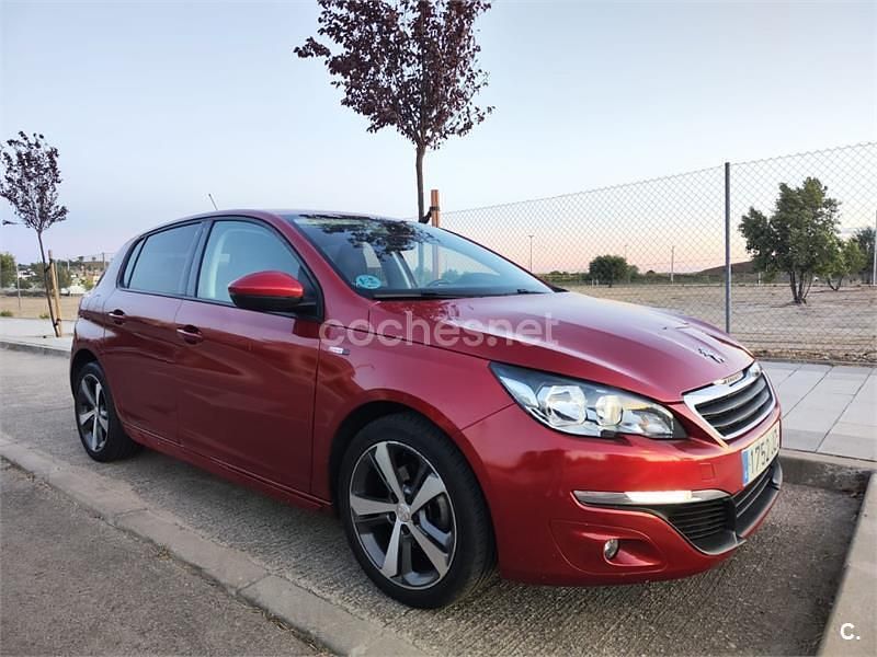 Usado Peugeot 308 Style 120 CV (88 kW) 2017 Rojo Berlina