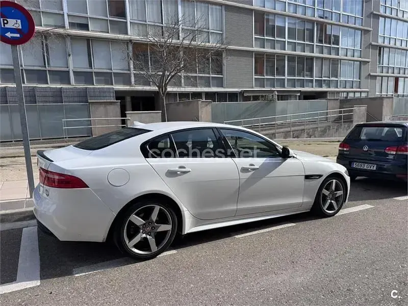 Usado Jaguar XE R-Sport 180 CV (132 kW) 2016 Blanco Berlina