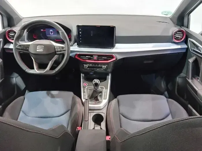 Usado Seat Arona FR 110 CV (80 kW) 2023 Gris plata SUV