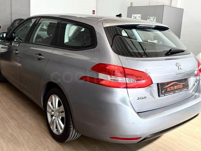 Usado Peugeot 308 SW Active 130 CV (95 kW) 2020 Gris / plata Familiar