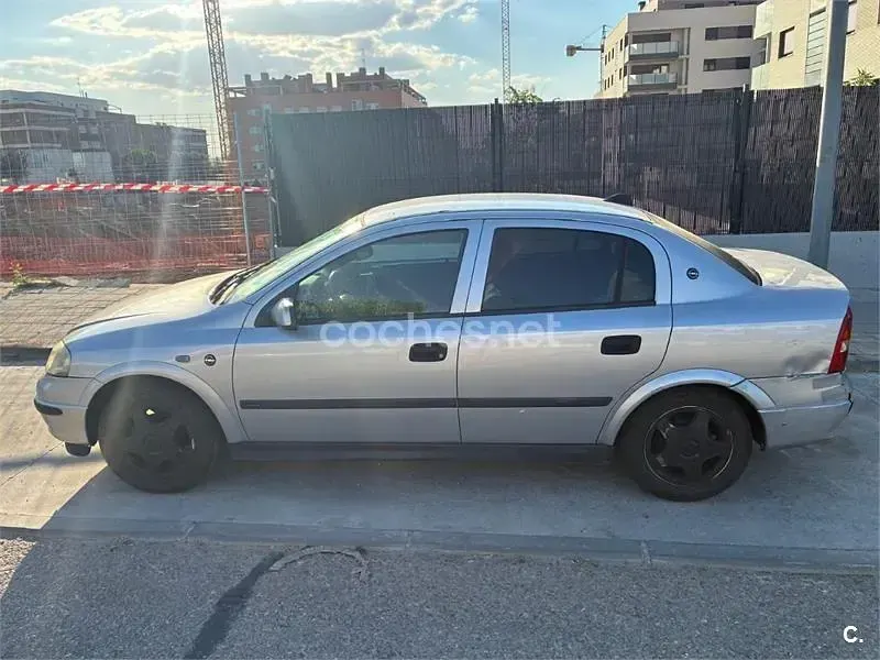 Usado Opel Astra Comfort 100 CV (73 kW) 2000 Gris / plata Berlina