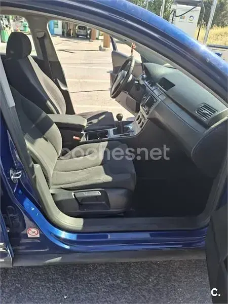 Usado VW Passat Trendline 105 CV (77 kW) 2006 Azul Berlina