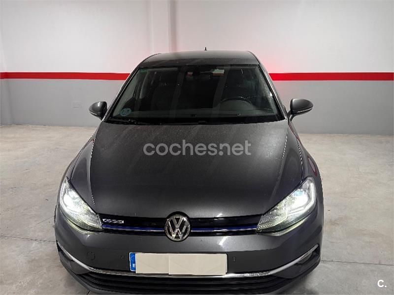 Usado VW Golf VII Advance 130 CV (95 kW) 2019 Gris / plata Familiar