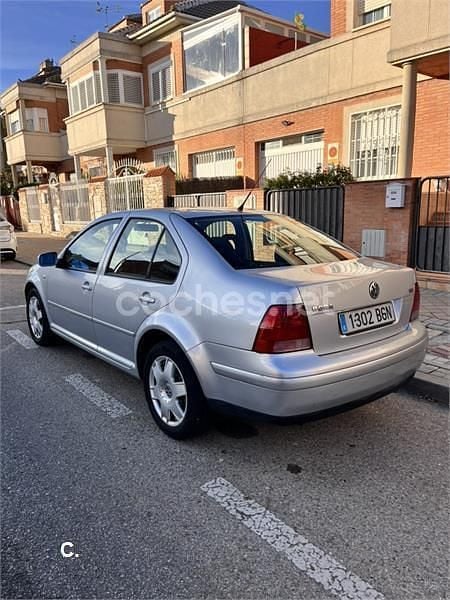 Usado VW Bora Highline 115 CV (84 kW) 2001 Gris / plata Berlina