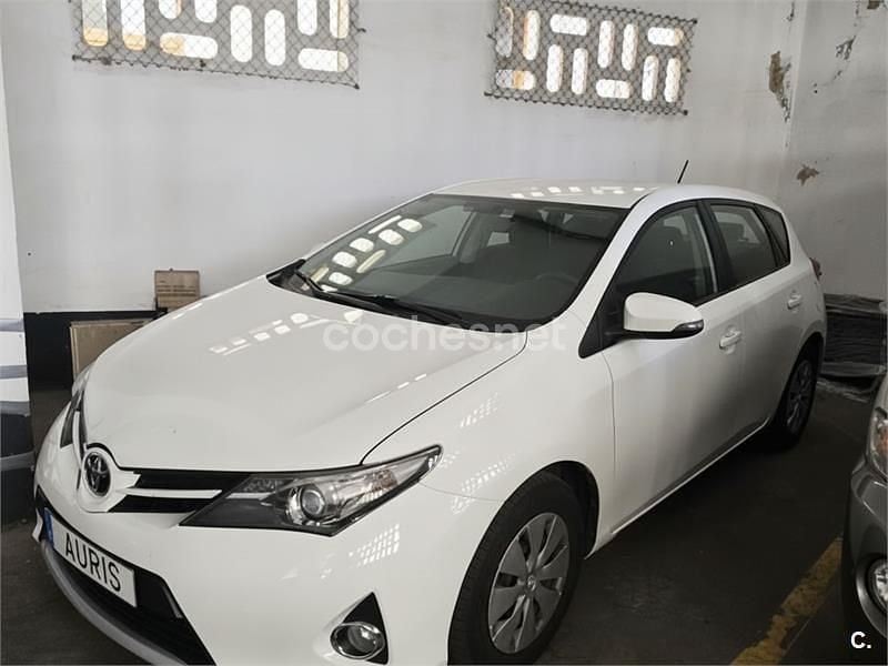 Używany Toyota Auris Live 90 KM (66 kW) 2013 Biały Sedan/Limuzyna